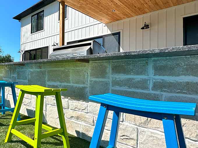 Outdoor kitchen and seating area by Greenblock