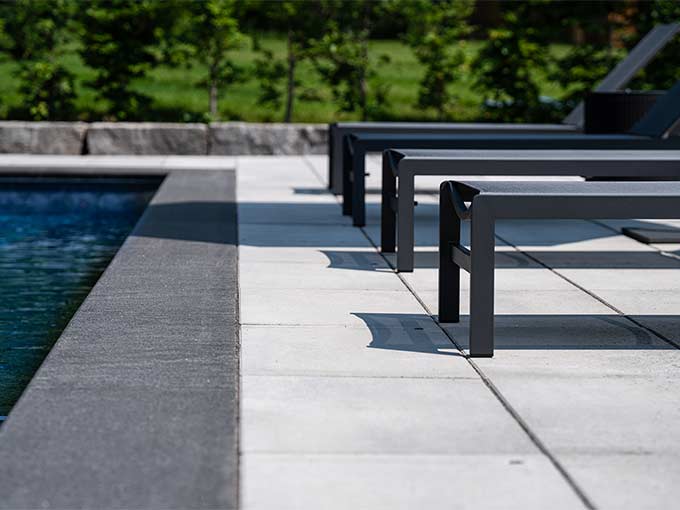 Modern patio and poolside by Greenblock Landscape