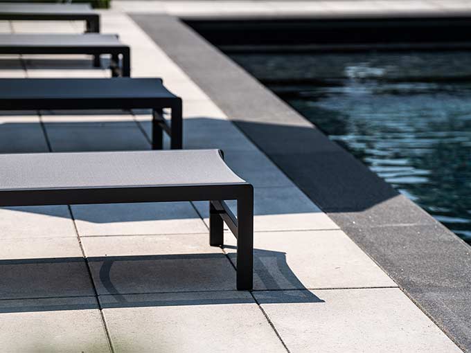 Contemporary hardscape with stepping stones